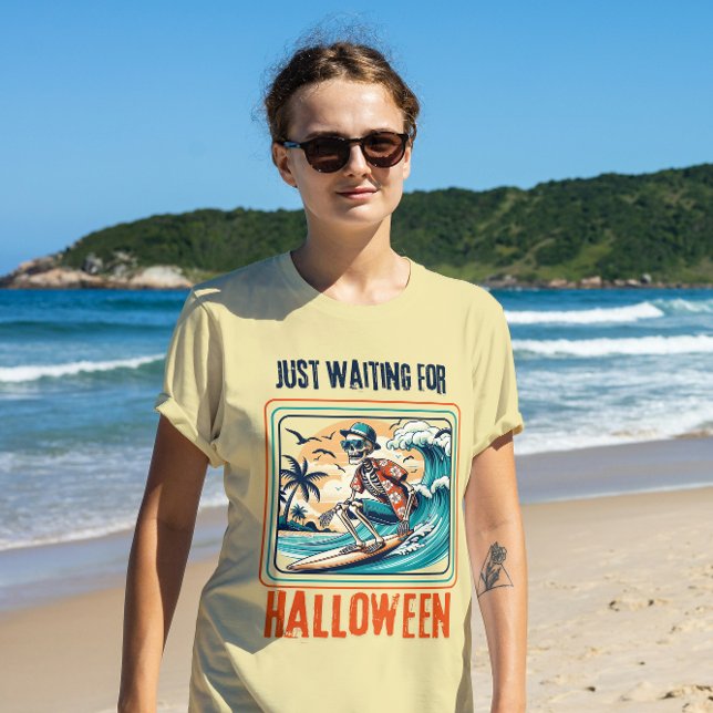 Väntar bara på Halloween Surfing Skeleton T Shirt (Skapare uppladdad)