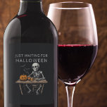 "Väntar bara på Halloween Vin-etikett | Funny<br><div class="desc">Fira Halloween i i stil med den här Vin-etiketten "Vänta på Halloween". Den här etiketten har en humoristisk skelettutformning och tillför en roligt och en snygg beröring till din favorit flaska i vin. Perfekt för Halloween fest, uppsamlingar eller som en unik gåva till Halloween-entusiaster förvandlar den här etiketten ett vanligt...</div>
