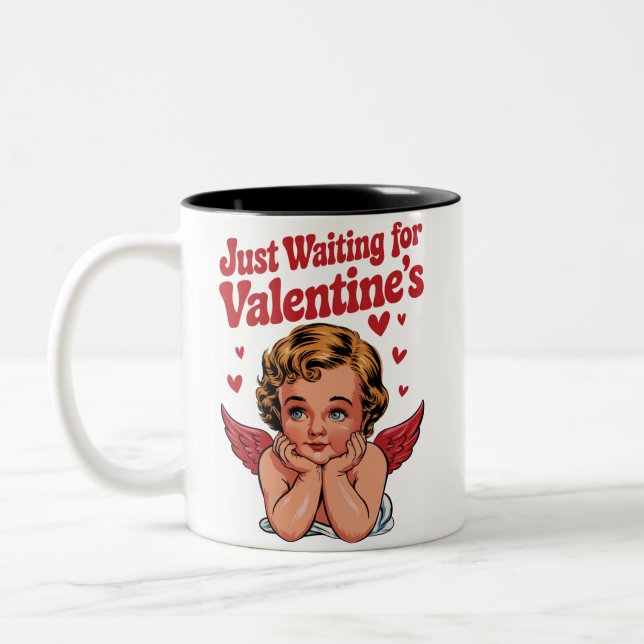Väntar bara på Valentines Retro Baby Cupid Kärlek Två-Tonad Mugg (Vänster)
