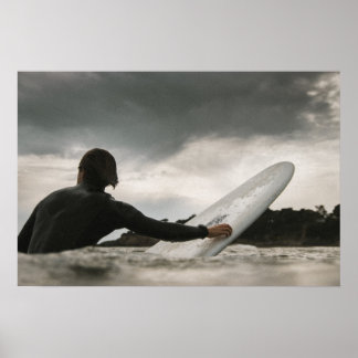Väntar på att Wave Ocean Surfa Art Surfer Poster