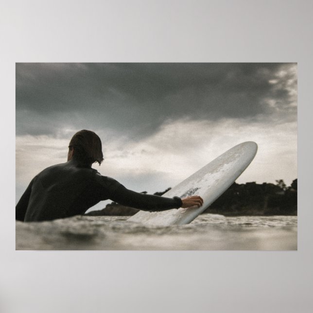 Väntar på att Wave Ocean Surfa Art Surfer Poster (Framsidan)