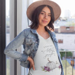 Väntar på en liten pumpkin t shirt<br><div class="desc">Elegant och ritskjorta t-shirt med vattenfärg som illustration av vita pumpor och lila blommor. I texten står det: "Väntar sig en liten pumpa."</div>