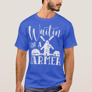 Väntar på ett djur från en lantbrukare med en fung t shirt