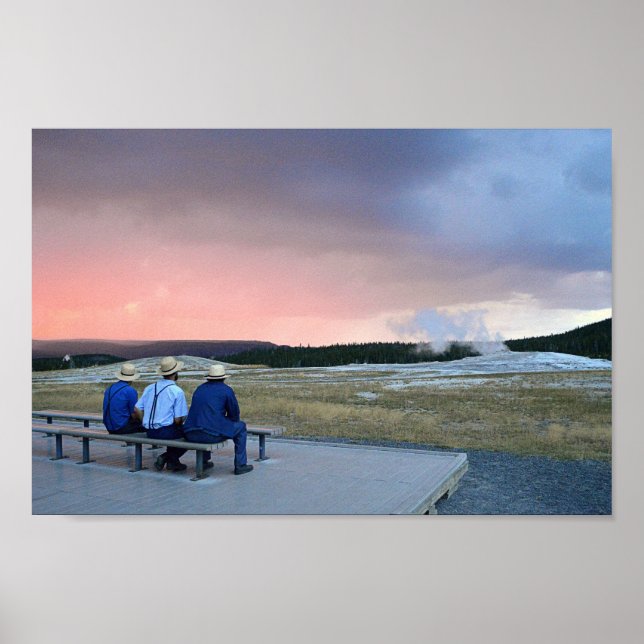 Väntar på gammal faithful Geyser vid Sunset Poster (Framsidan)