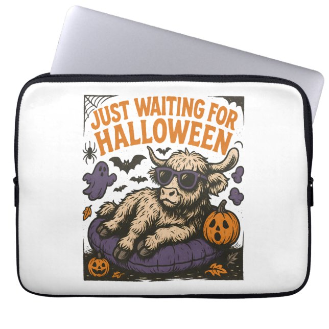 Väntar på Halloween Highland Cow Laptop Fodral (Framsidan)