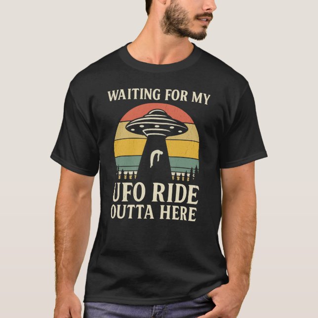 Väntar på min UFO-åkning härifrån T Shirt (Framsida)