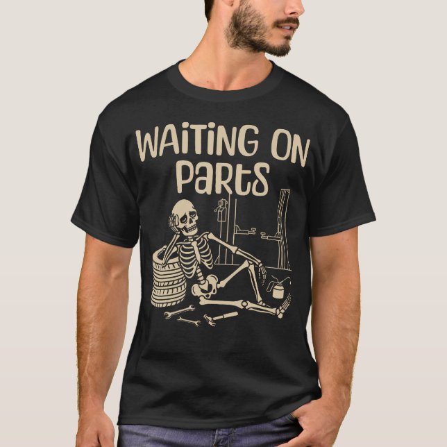 Väntar på reservdelar Rolig skelettbilmekaniker T Shirt (Framsida)