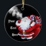 VAPE | God jul 2 Jultomten Julgransprydnad Keramik<br><div class="desc">Anpassa den här apingornamenten - Underbar Vape Julgran-prydnad,  den ena sidan Santa Vaping med en påse av godis,  inklusive ångutrustning - den andra sidan säger Merry Vaping-jul med A i Vaping en tomhatt som dekorerats med ett candy cane,  och lite kullig</div>
