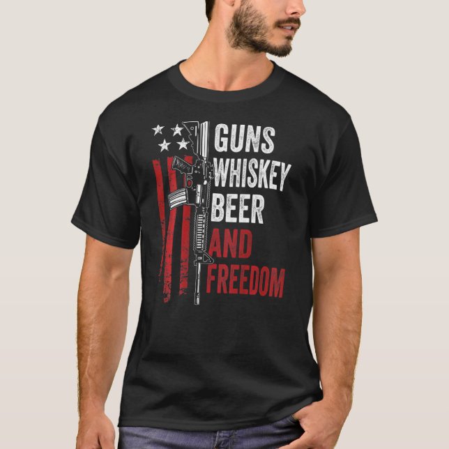 Vapen Whisky Beer och Freedom Drinking Gun på B T Shirt (Framsida)