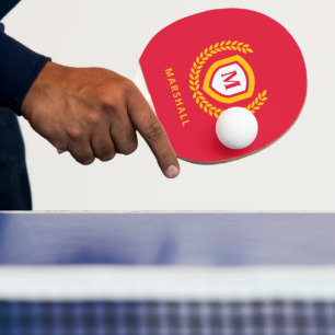 Vapensköld av Röd och Guld Monogram Logotyp Pingisracket