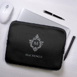 Vapensköld Black Grått Monogram Namn Vintage Monoc Laptop Fodral<br><div class="desc">En svart och silver-design med det inledande monogrammet i en vintage vapensköld,  som rekommenderas för en man. Vapenskölden är faux silver foil,  bakgrunden är svart. Under vapenskölden finns namn i grått-socklar. Den vintage blommigtens vapensköld från ett gammalt bok-täcke,  från bok,  "Rust,  Smut Mildew & Mold",  från 1870,  nu offentligt.</div>