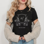 Vapensköld för Blommigt av elegant | Monogram och  T Shirt<br><div class="desc">Den här vackra skjortan med mörk har en elegant med vit blommigt vapensköld,  med ditt monogram i modern manusgrafi och ditt namn i klassisk text. Perfektens matchande gåva till bruden,  dina brudar och brudens sida-medlemmar.</div>