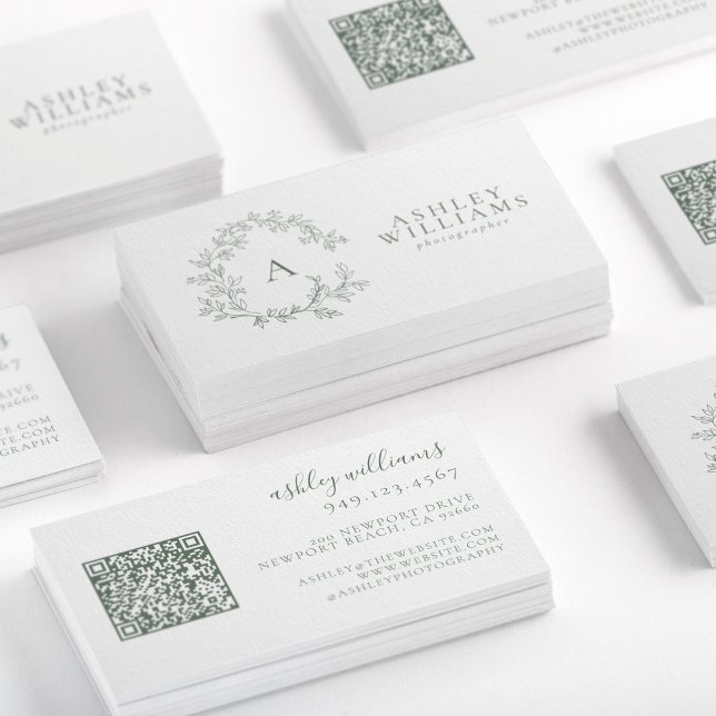 Vapensköld för Blommigt av Sage Grönt Monogram  QR Visitkort (Skapare uppladdad)