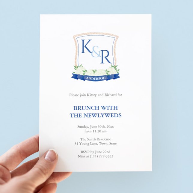 Vapensköld för kustblått och vitt (NewlyWeds Brunc Inbjudningar (Classy Nautical Newlyweds brunch invitation featuring a navy blue & white watercolor monogram crest)