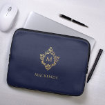 Vapensköld för Monogram marin blå faux Guld Vintag Laptop Fodral<br><div class="desc">En elegant marin och guld-design med det inledande monogrammet i en vapensköld för vintage, som rekommenderas för en man. Vapenskölden är faux-guld-folie, bakgrunden är marinblå. Under vapenskölden finns det namn i kapitäler med gyllene hattar. Den vintage blommigtens vapensköld från ett gammalt bok-täcke, från bok, "Rust, Smut Mildew & Mold", från...</div>