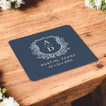 Vapensköld Modern för marin blå Blommigt i Monogra Underlägg Papper Kvadrat<br><div class="desc">Lägg till en elegant till firande med det moderna Monogram Bröllop Vapensköld Square Papper Underlägg. Dessa underlägg har en sofistikerad utformning av monogram vapensköld och är perfekt för bröllop, förlovningsfester eller möhippor. Snyggtens kvadratiska form och högkvalitativ, absorberande papper skyddar yta samtidigt som du förbättrar din dekoration. Anpassa med initialerna och...</div>