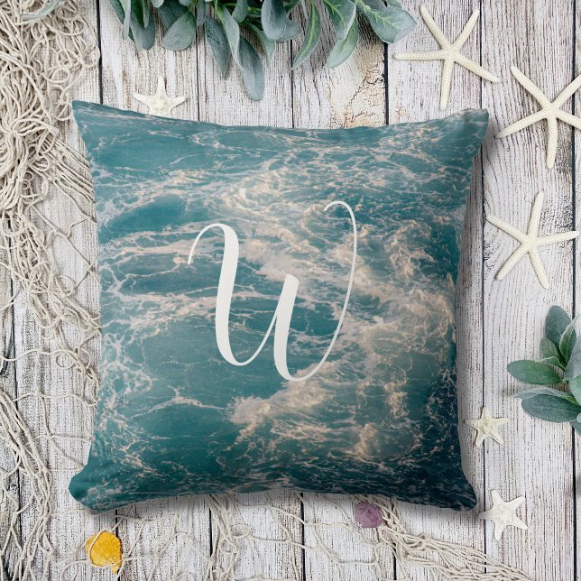 Vapensköldarna Monogram för den vita vågen i sjöla Kudde (Seascape Caribbean Blue White Wave Crests Monogram Throw Pillow)