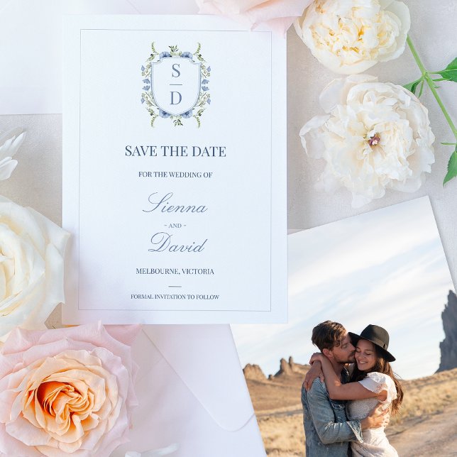 Vapenskölden Blue Wildblommor Monogram sparar datu (Blue Green Floral Monogram Crest Save The Date Wedding Dusty Blue Wildflowers Couples Photo Delicate)