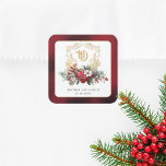 Vapenskölden Monogram Bröllop i den klassiska jult Fyrkantigt Klistermärke<br><div class="desc">Trötthet och elegant, men ändå en helgdag-temad bröllop-design med klassisk handdragen vapensköld för blommigt i guld som accentueras av en färgspray med röda och vita julblommor och grindar. Den här formella anpassningsbarna innehåller redigerbar textgrafik i fält, i anpassningsbar och textgrafik i guld och texturerat gräns i. Utsidan av gräns har...</div>