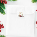 Vapenskölden Monogram Bröllop i den klassiska jult Fyrkantigt Klistermärke<br><div class="desc">Trötthet och elegant,  men ändå en helgdag-temad bröllop-design med klassisk handdragen vapensköld för blommigt i guld som accentueras av en färgspray med röda och vita julblommor och grindar. Den här formella anpassningsbarna innehåller redigerbar text fält.</div>