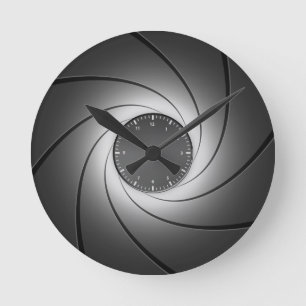 Vapentrummaväggen tar tid på rund klocka