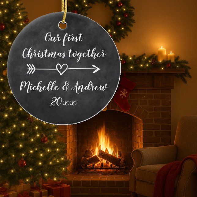 Vår 1st för jul beställnings- trädprydnad julgransprydnad keramik (Tree ornament with arrow heart for first Christmas together)