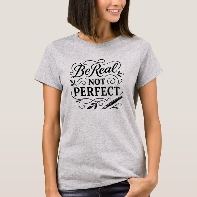 Var Äkta Inte Perfekt – Elegant T-Shirt med Kallig (Framsida)