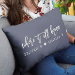 Var allt började skript Navy Blue Coordinates Lumbarkudde<br><div class="desc">Modern, chic-skripttypografisk design som läser "där allt började" över anpassningsbarnas koordinater i ställe som du träffade din kära. Underbar gåva till Alla hjärtans dag, till nyfödda eller bröllop-årsdagen. Både romantisk och trendig snyggt, vår marinblå marinkudde i stil och elfenbenskrämskudda har latitud och longitud för ditt speciella ställe i skrivbrev från...</div>