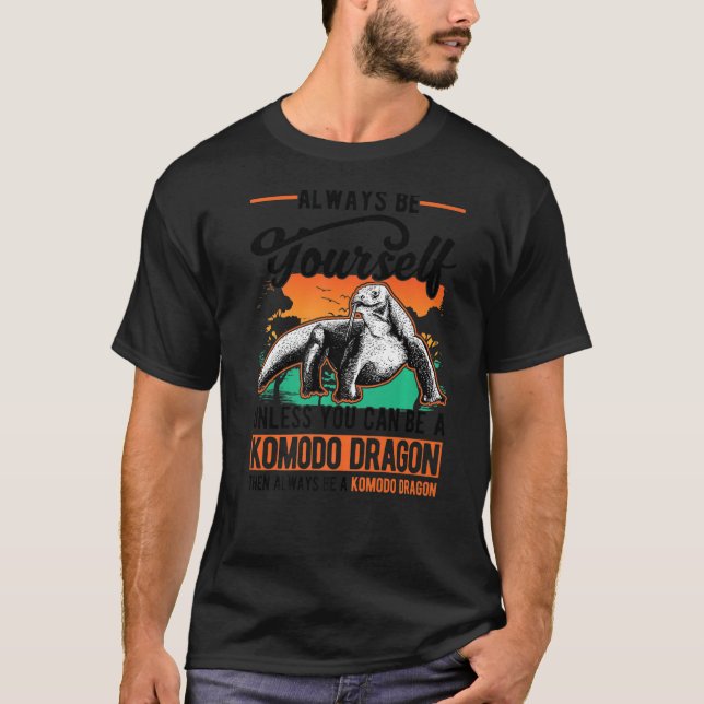 Var alltid dig själv, Komodo Dragon Monitor Lizard T Shirt (Framsida)