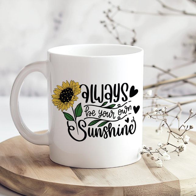 Var alltid din egen solsken Solrosmugg Kaffemugg ("Always Be Your Own Sunshine" Sunflower Quote Coffee Mug on a boho kitchen table with tiny flowers)