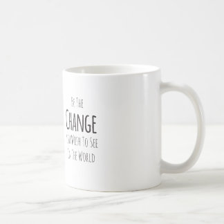 Var ändringen som du önskar att se kaffemugg