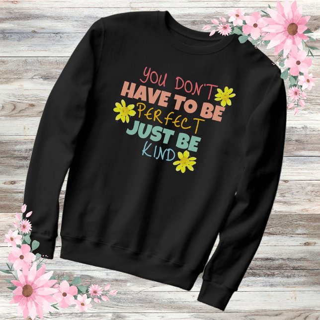 Var bara vänliga regnbågstipografi, inspiration t shirt (Skapare uppladdad)