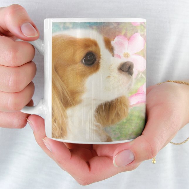 Vår blommor Cavalier Kung Charles Spaniel Mugg (Blooming joy in every sip! Embrace spring with this adorable mug.)
