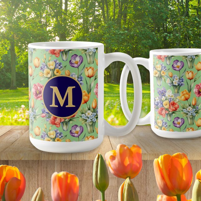 Vår blommor Garden Sage Grönt Monogrammed Kaffemugg (An elegant monogrammed mug for garden lovers, with Spring flowers pattern on a green background)