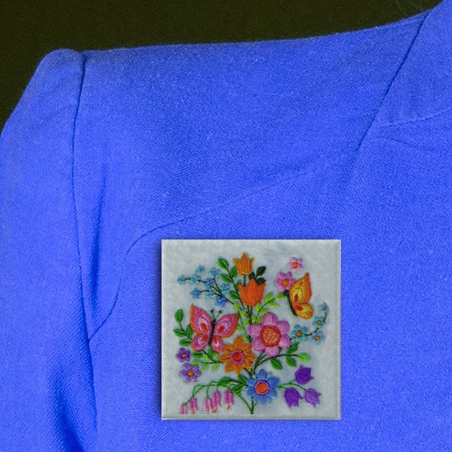 Vår Bouquet Flowers Butterflies Knapp (Bouquet pretty flowers with butterflies embroidery look on light grey square pin back button.)