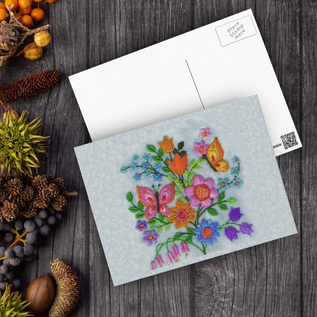 Vår Bouquet Flowers Butterflies Vykort (Embroidered look bouquet colourful flowers with butterflies on grey postcard.)