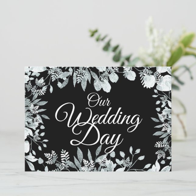 Vår bröllopsdag Trädgårdsblommor Vit typografi Inbjudningar (Stående Fram)