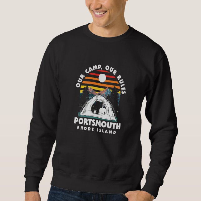 Vår Camp Vår Regler Portsmouth Camping Rhode islan Lång Ärmad Tröja (Framsida)