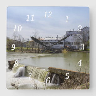 Vår-dagen vid Ozark Mill Wall Clock Fyrkantig Klocka