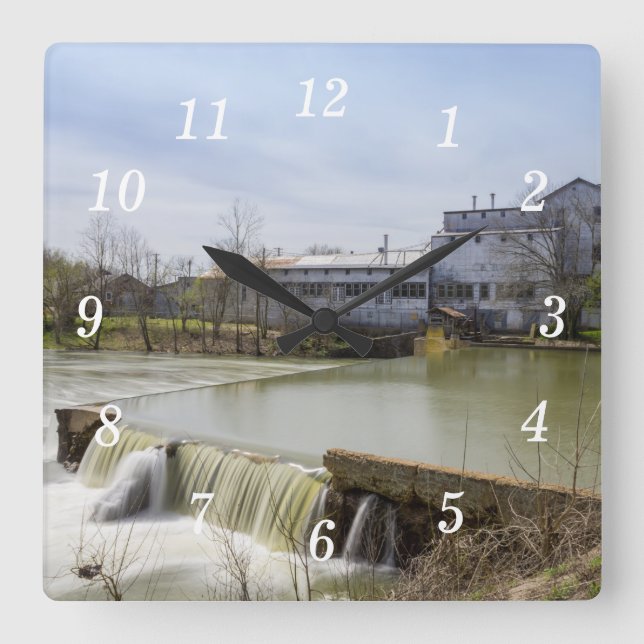 Vår-dagen vid Ozark Mill Wall Clock Fyrkantig Klocka (Framsida)