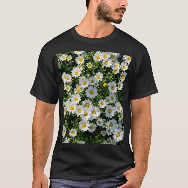 Vår Daisy Fält: Serenbakgrunden T Shirt (Framsida)