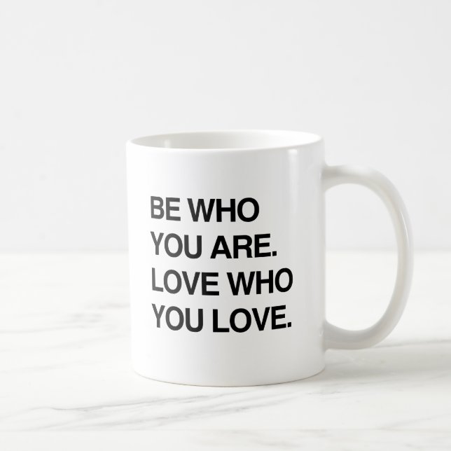 VAR DEN DU ÄR. ÄLSKA DEN DU ÄLSKAR.png Kaffemugg (Höger)
