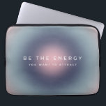 Var den energi du vill locka<br><div class="desc">Var den energi du vill locka - inspirerande,  motiverande citat - typografi - färgstark gradient/ aura.</div>