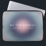 Var den energi du vill locka laptop fodral<br><div class="desc">Var den energi du vill locka - inspirerande,  motiverande citat - typografi - färgstark gradient/ aura.</div>