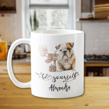 Var dig själv Cute bulldog-valpen bredvid postlåda