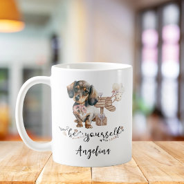Var dig själv Cute Dachshund-valp bredvid postlåda Kaffemugg