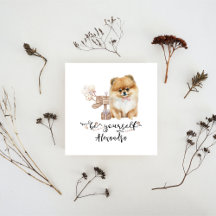 Var dig själv Cute Pommerns valp bredvid brevlådan
