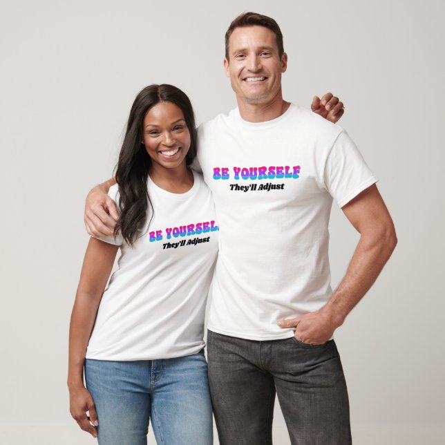Var dig själv, de anpassar sig Androgynt flaggfärg T Shirt (Unisex)