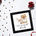Var din egen Pomeranian Puppy Illustration Minnesask<br><div class="desc">Välkomna i charmen för presentlådan "Be din egen Pommern Illustration", med en vacker illustration av en pommansk valp som står bredvid en brevlåda med mjuka vita ballonger som kommer från den. Den här fantastiska scenen, komplett med en gåva, gör den till ett perfekt tillägg till vilket förskolsrum som helst, perfekt...</div>