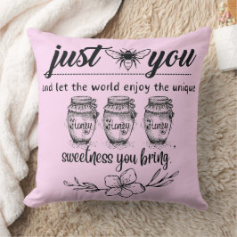 Var du och låt världen njuta av din söta tendens. kudde